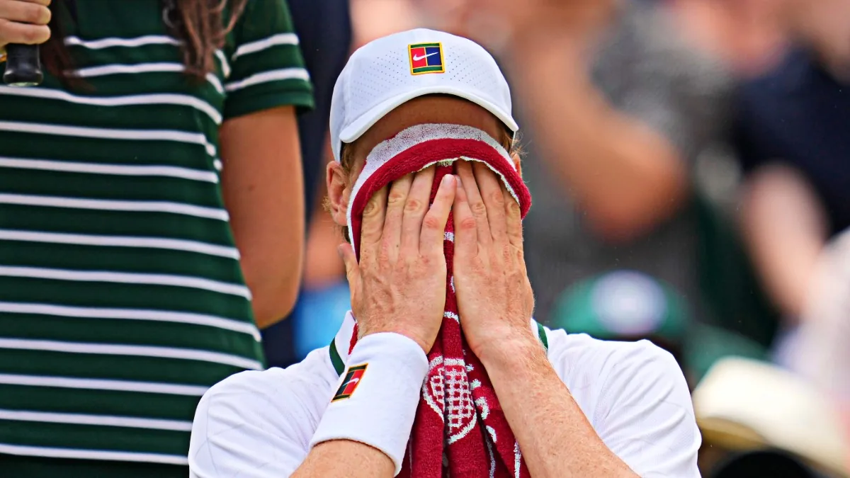 Wimbledon: Sinner cade e si infortuna al ginocchio e al piede durante il match