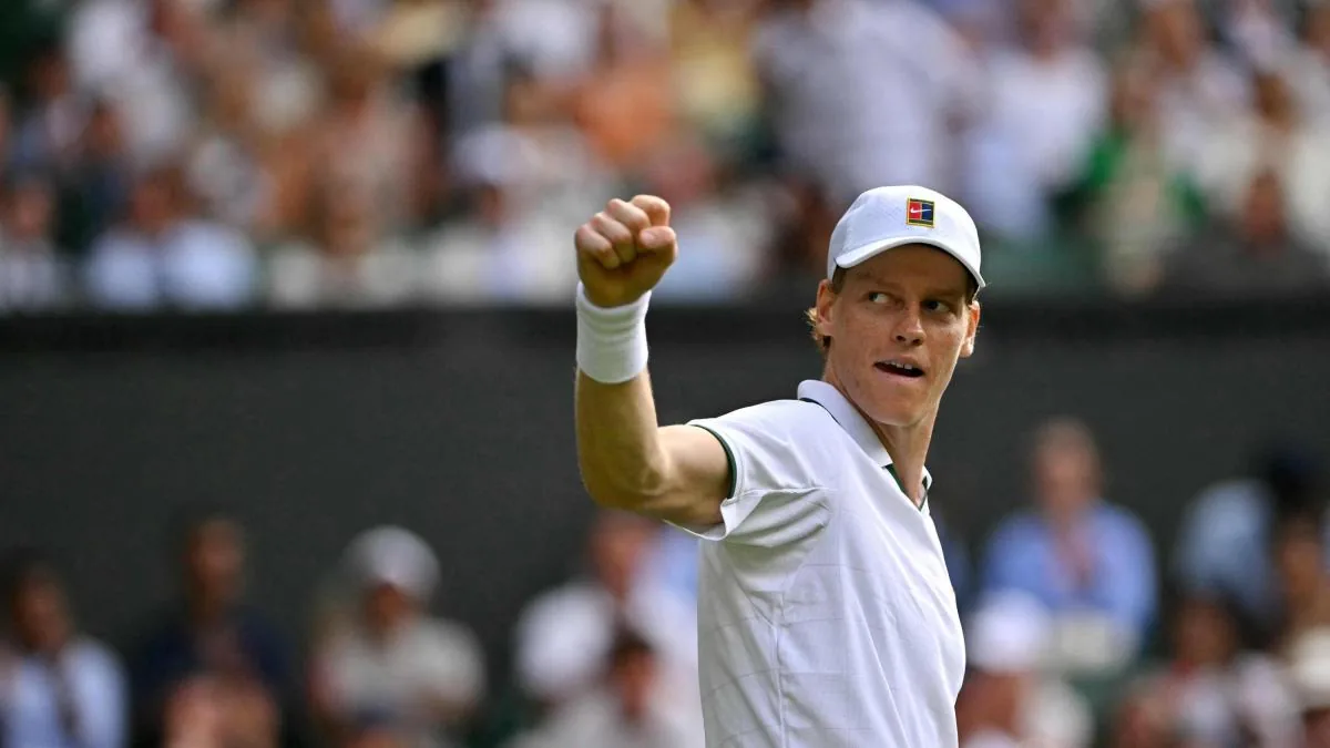 Sinner supera un difficile debutto a Wimbledon nonostante l’infortunio al piede