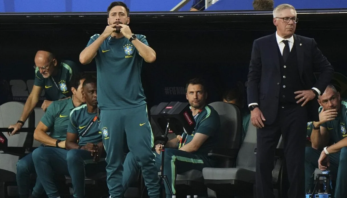 Brasile, il vice allenatore Ancelotti chiarisce il gesto verso Neymar durante la partita contro la Scozia image 1