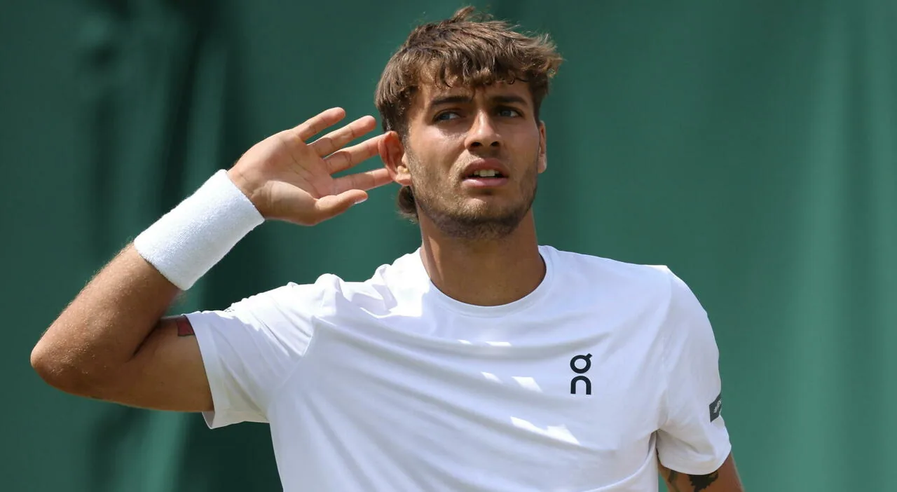Wimbledon: partita Cobolli-Navone sospesa per oscurità, riprenderà domani