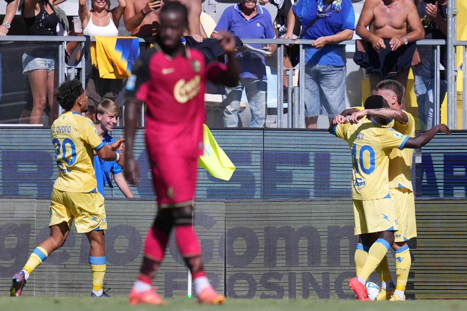 Serie A: il Frosinone batte il Venezia 3-2, pareggi per Parma-Monza e Bologna-Sassuolo